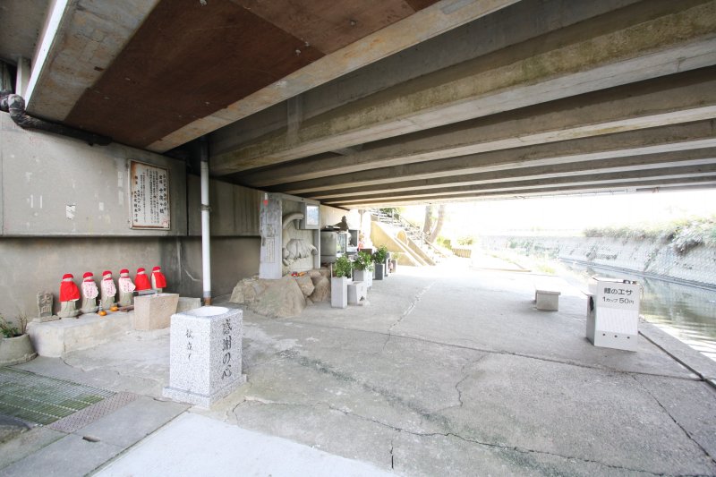 悠久の時を超え、かつて大師が野宿をしたこの地は、四国霊場唯一の野宿修行の場に認定されており、野宿用のゴザが納経所で貸し出しされている。