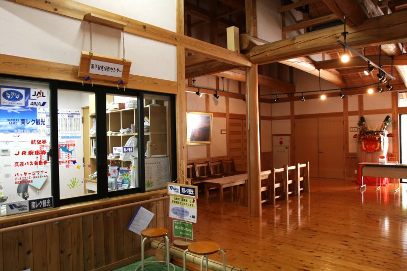 地場の木材をふんだんに使用した館内に入ると、檜の豊かな香りが出迎えてくれる。