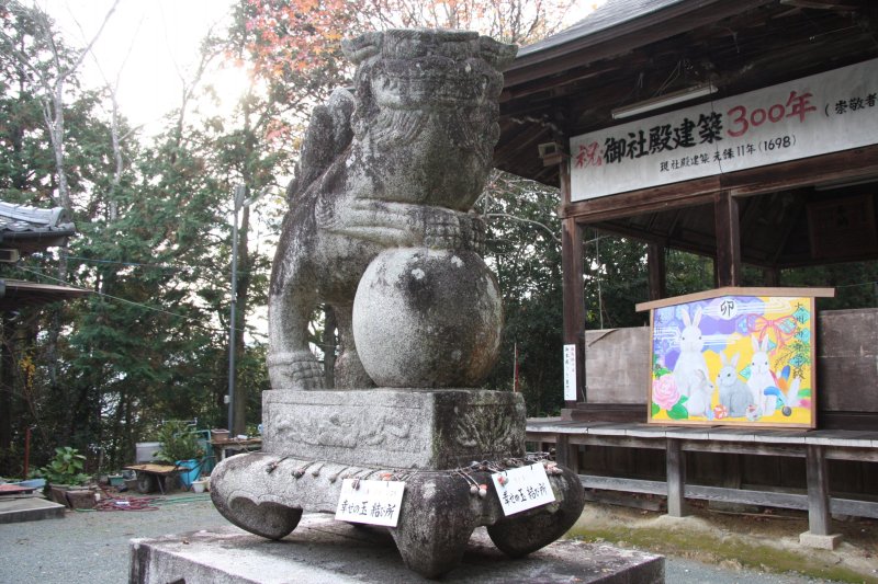 幸せの玉結び所という縁結びにあやかった場所があり、ご利益を授かりに多くの女性が足を運ぶ。