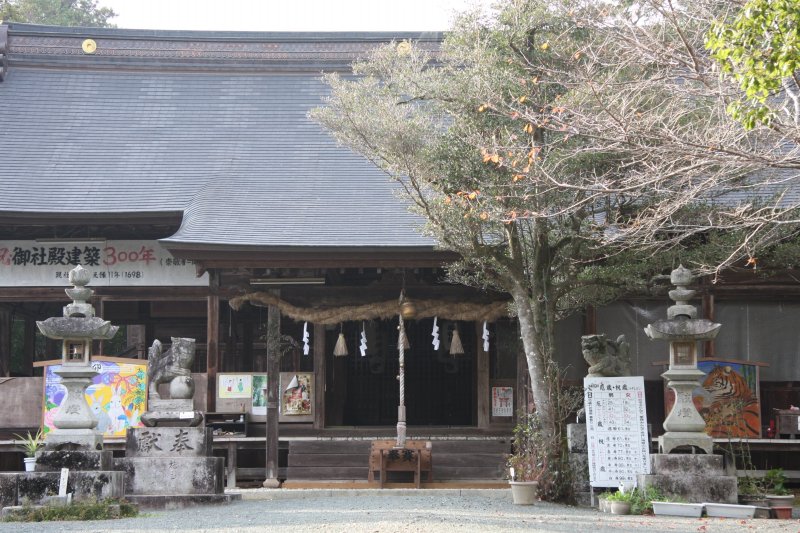 本殿は壮大な造りとなっており、大洲市の文化財に指定されている。また、地元の高校生が制作した絵馬なども奉納されている。