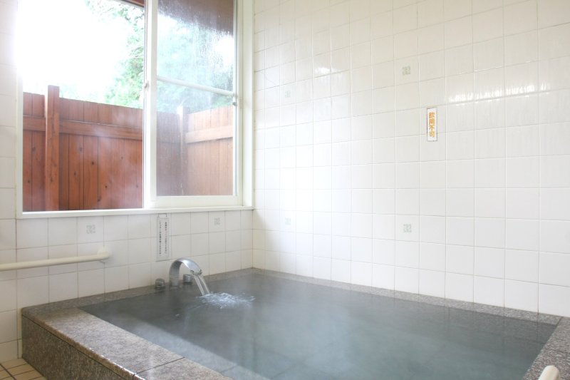 男女日替わり制の中浴場と家族風呂が5つあり、それぞれが土間の渡り廊下でつながり離れの部屋のようになっている。