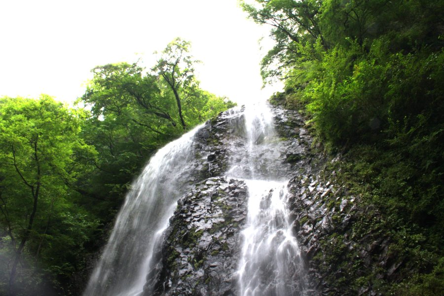 流れ落ちる水は滝の岸壁にぶつかり飛び散るため、滝壺は浅く滝の真下まで近づくことができる。