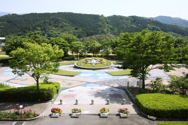 中央広場の中心にある花時計。5月、10月、2月に植替えが行われるので、季節ごとに違った景観が楽しめる。