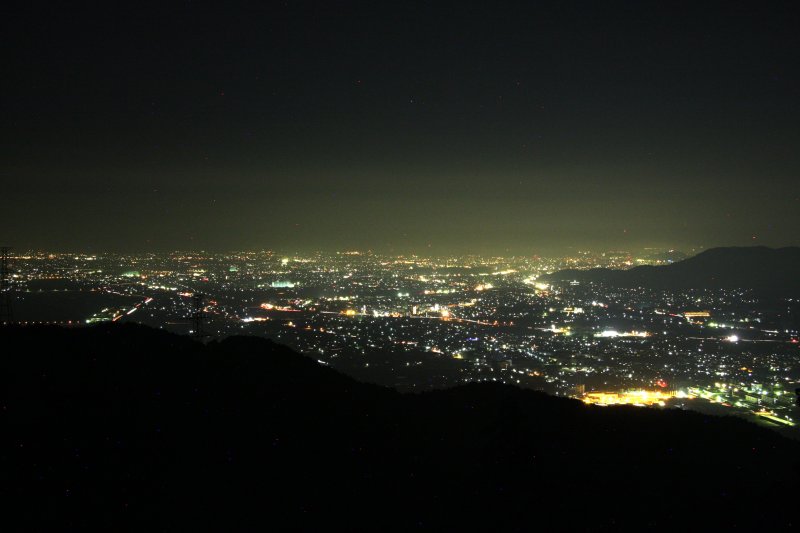 夜景のスポットとして有名な塩ヶ森公園は、日中に訪れても眼前にパノラマが広がる絶景地。
