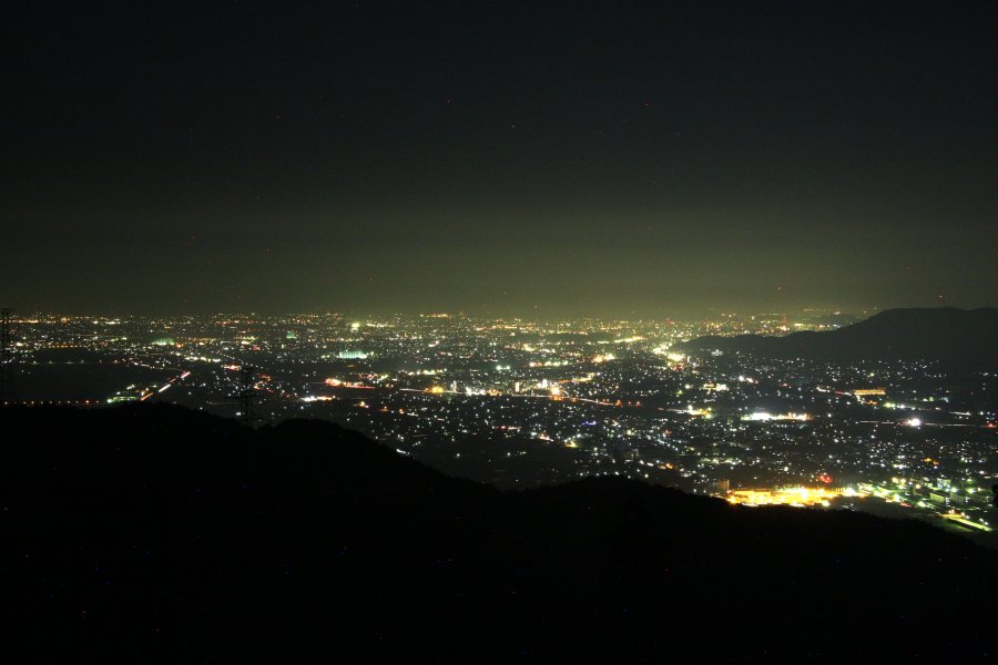 夜景のスポットとして有名な塩ヶ森公園は、日中に訪れても眼前にパノラマが広がる絶景地。