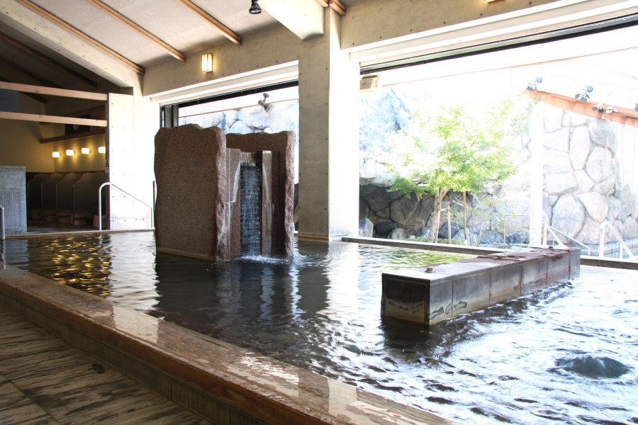 オープンエアの大浴場では、開放感溢れる空間が広がり、四季が彩る風景を眺めながら湯に浸かることができる。