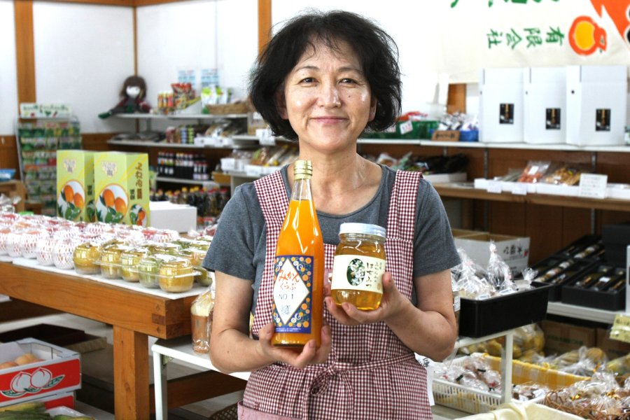 吉田町特産のみかんを使ったジュースは、みかんの皮を1つ1つ手作業でむいてしぼったもの。