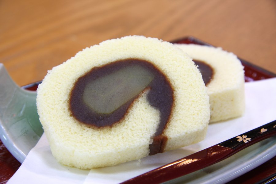 館内に併設された茶屋では、ロールケーキのようにあんこを巻いた四国銘菓のタルトに、大粒栗が丸ごと入った栗タルトを食べられる。