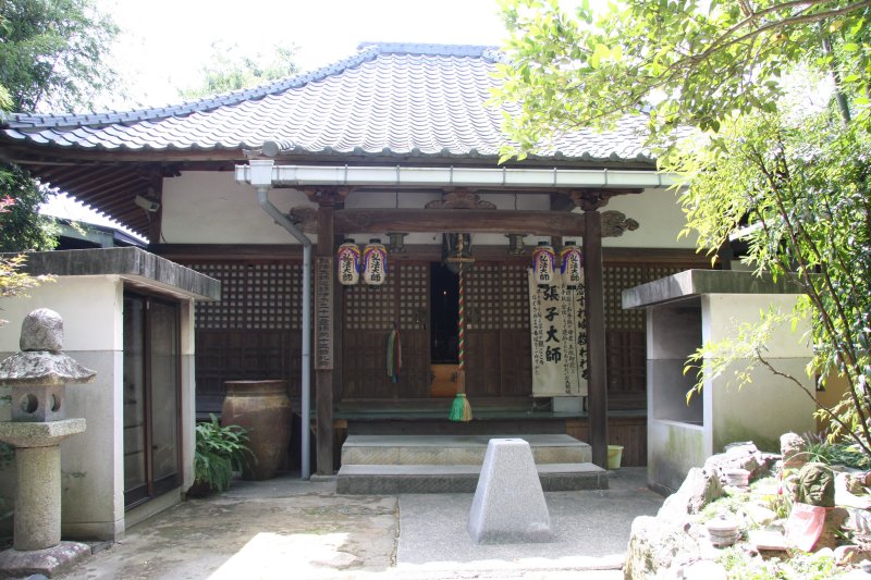 弘法大師の母親の手紙や写経を用いて造られた日本に一つしかない張子大師を祀っている東寺。張子大師は、毎年2月3日だけに公開される秘仏。