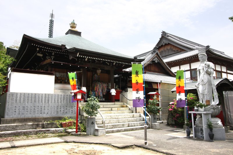 約1200年前に弘法大師によって創建された寺院は、片手で拝んでもご利益があるといわれ多くの人々に信仰されている。