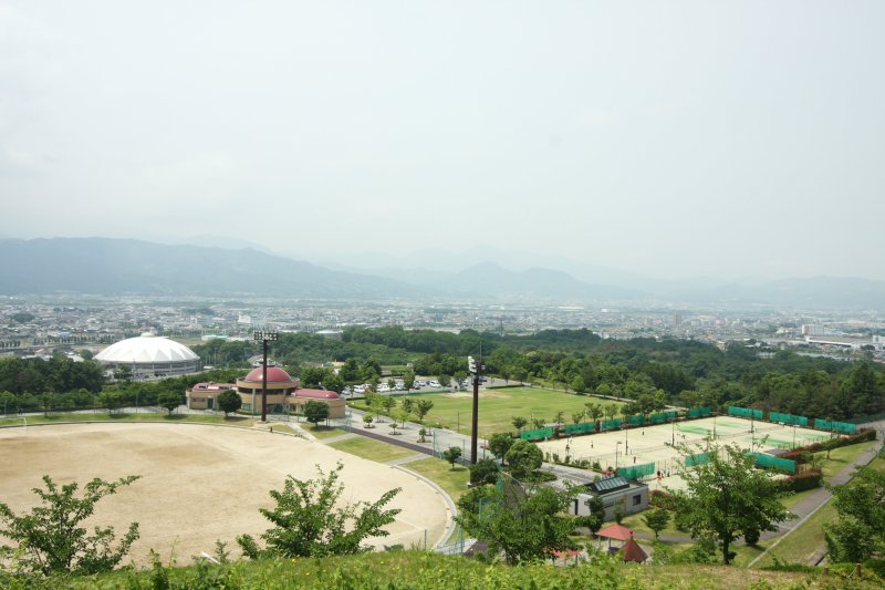 天気がいい日には、松山市内や遠く石鎚山も見ることができる。
