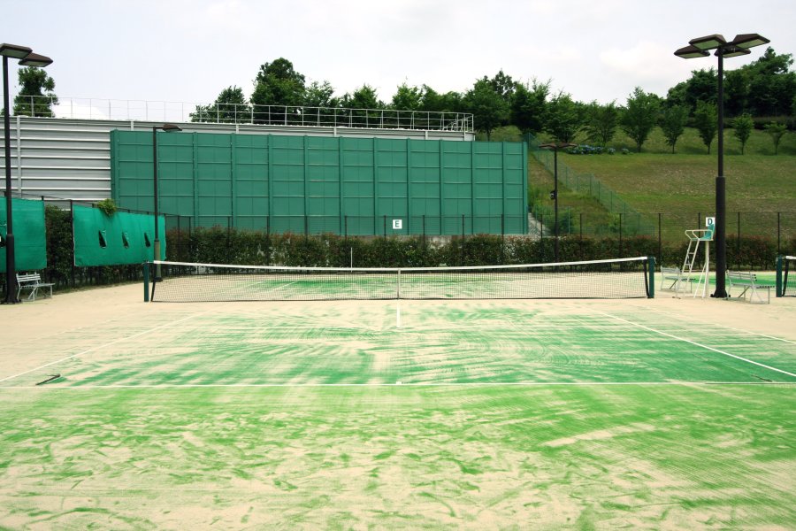 テニスコートが6面あり、ナイター設備も完備。