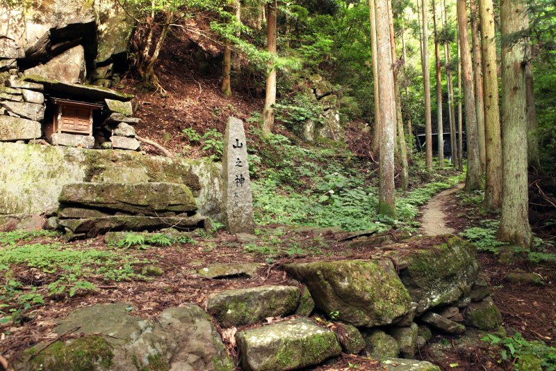 滝への登山道の入り口にある「山の神」を祀ってある祠。