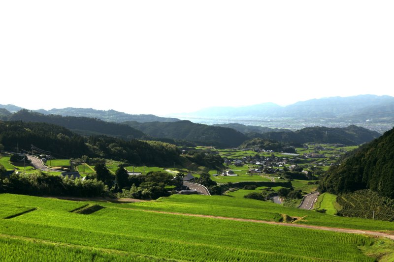 滝に向かう途中の上林の風景。田植え時期の夏頃には、一面緑の絨毯で覆われるかの様。