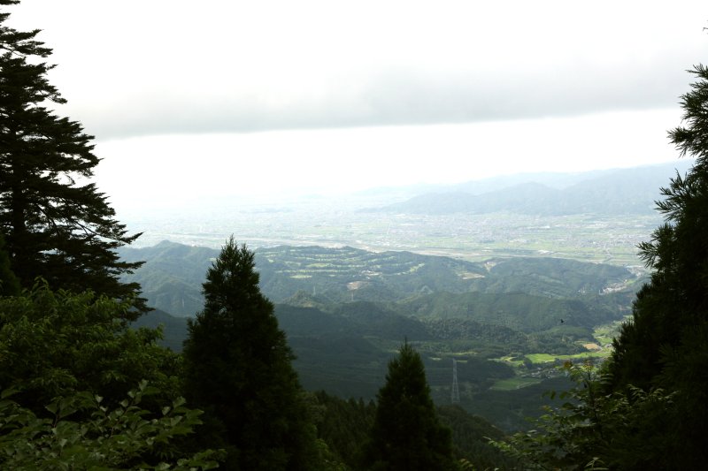 風穴付近からは、緑が豊かな田園風景を眺めることができる。