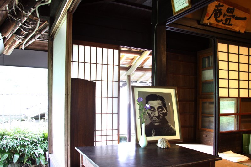 松根東洋城が俳句の指導、食事などに使用していた机。現在も当時のものが置いてある。