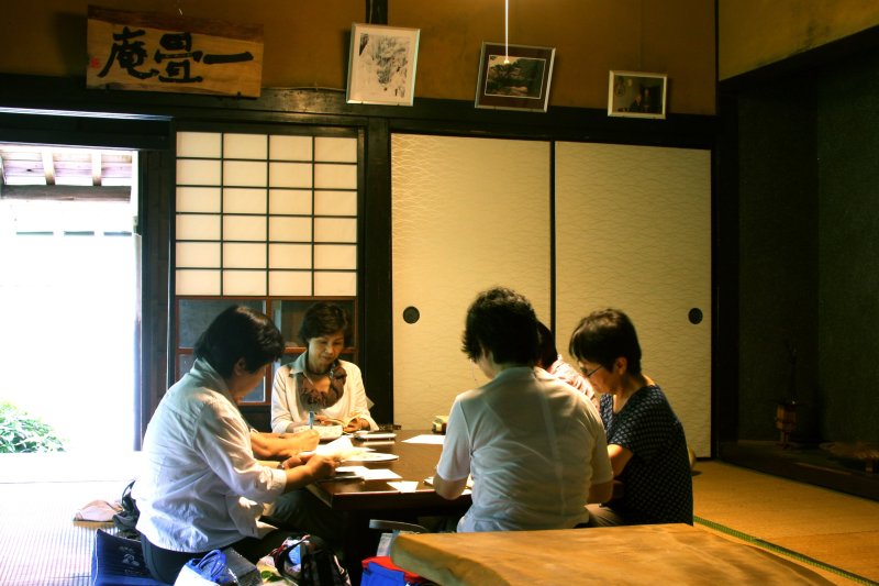 俳句の文化が受け継がれるこの場所で、俳句会を楽しむことも可能。