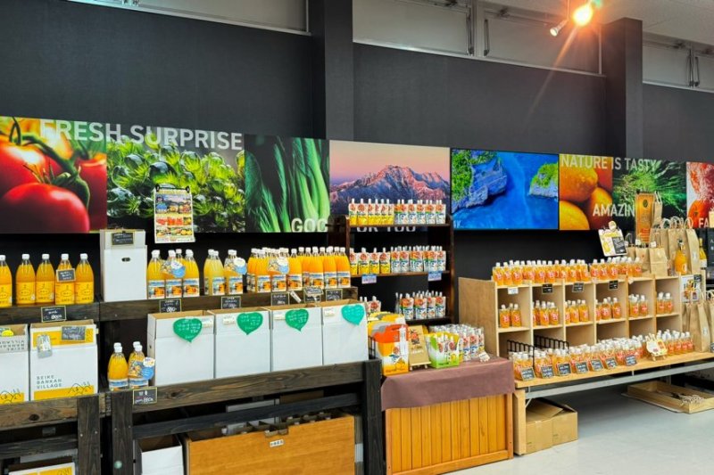 四国四県の物産を扱うコーナーには、柑橘類を利用した愛媛県ならではのジャムやジュースが並ぶ。
