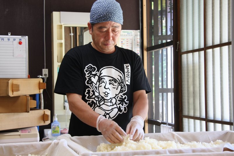 丹精込めたどぶろくを生産している店主。