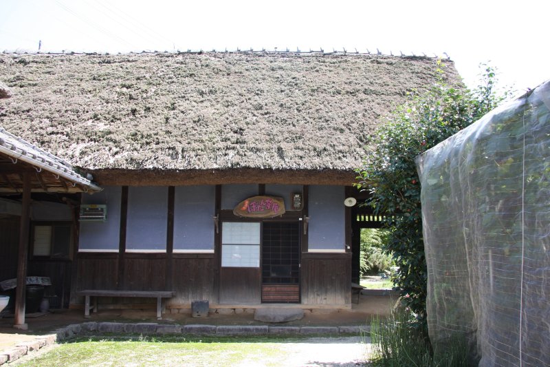 井内地区の山々に調和する風情ある藁葺き屋根のぼたん茶屋。四季折々の風景にマッチし、見ているだけで懐かしさを感じる。