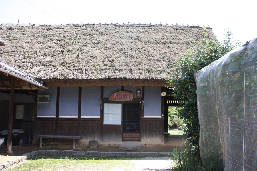 井内地区の山々に調和する風情ある藁葺き屋根のぼたん茶屋。四季折々の風景にマッチし、見ているだけで懐かしさを感じる。