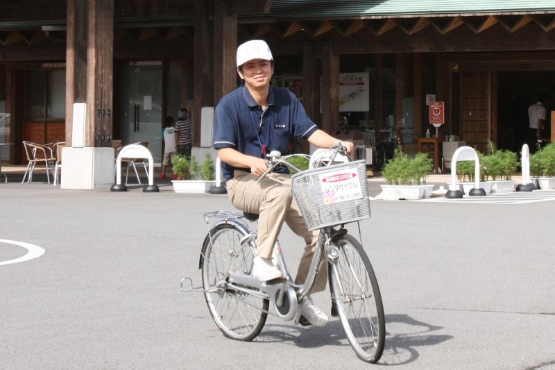田園風景やコスモスに囲まれた道を爽快にサイクリングすることができる。
