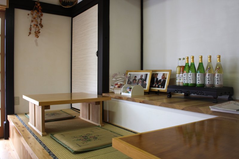 工房の隣に隣接された農家レストランでは、どぶろくを味わうことができる。和風の落ち着きのある空間では、のんびりとくつろぐことができる。