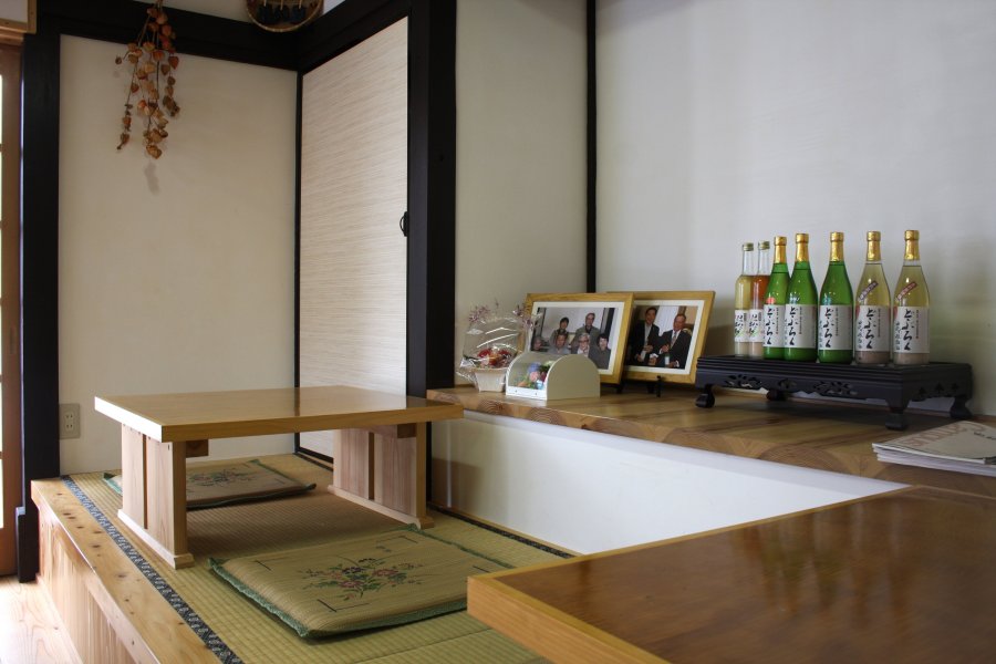 工房の隣に隣接された農家レストランでは、どぶろくを味わうことができる。和風の落ち着きのある空間では、のんびりとくつろぐことができる。