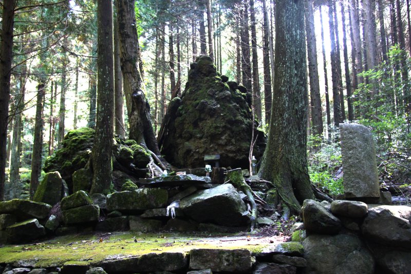 悲しい伝説が残るごぜ石。今も地元の人々が供養を絶やさず行っている。