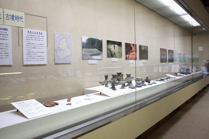 展示室には、東温市内の古墳から出土された古墳時代の装飾壺や銭壺、瓦なども展示されている。