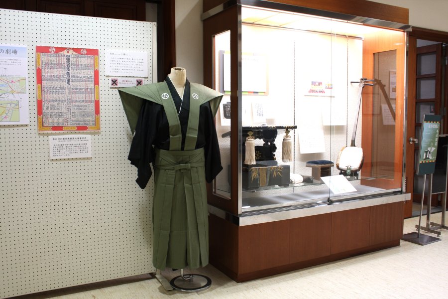 ロビーには、市民の間で歌舞伎や人形浄瑠璃が楽しまれていた明治～昭和時代の東温市の様子を資料で展示している。