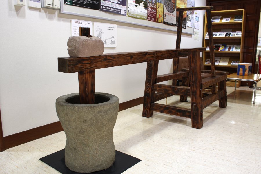 ロビーの一角には、弥生時代に米を漉く道具であった「やぐら」が展示されており、実際に米漉きの体験をすることができる。