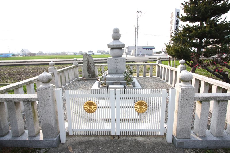 第98代天皇･長慶天皇が当地の王座屋敷に滞在し、この地で没したと伝わることから、境内周辺には長慶天皇の御陵とされる浮嶋陵が佇んでいる。