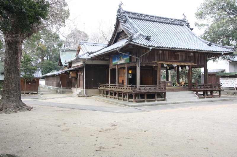 拝殿には三島神、本殿には浮嶋神を祀る浮嶋神社は、古くからこの地の有力者や民衆の尊崇を集めてきた。