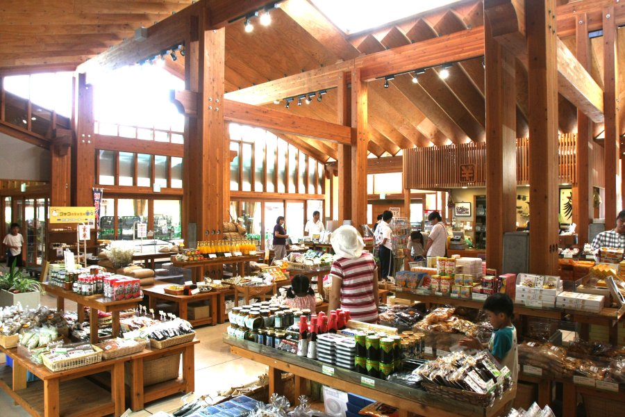 特産品販売コーナーでは、三間町特産品の三間米を始め、地元の産品を使った加工品やオリジナル商品が並んでいる。