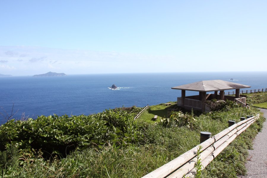 断崖絶壁の岬だが、先端まで遊歩道が整備されており、180度海の景色を見ることができる。
