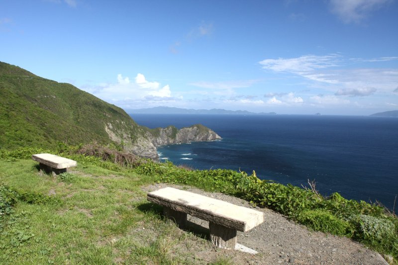 切り立った崖に囲まれた岬からベンチに座ってのんびり海を眺めてみては。