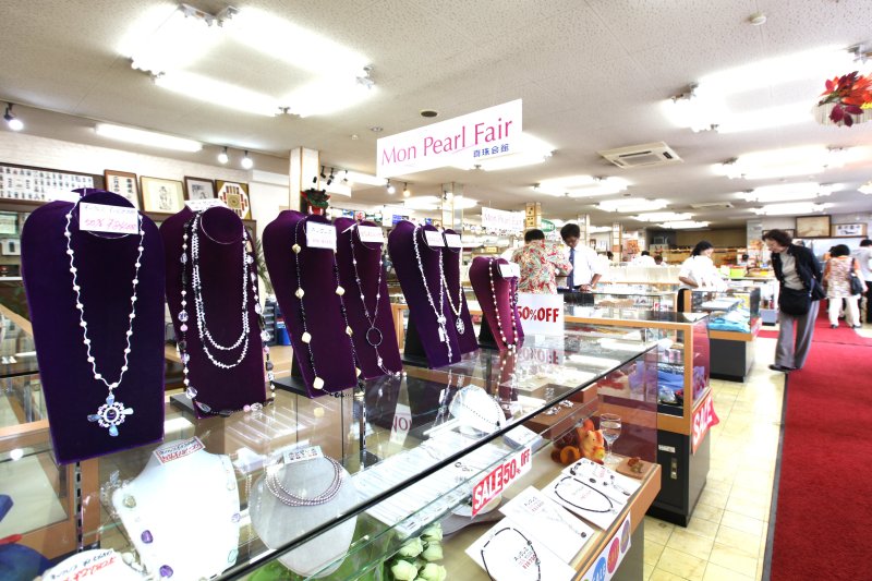 真珠会館オリジナルブランド「モンパール」の商品が所狭しと陳列されている。
