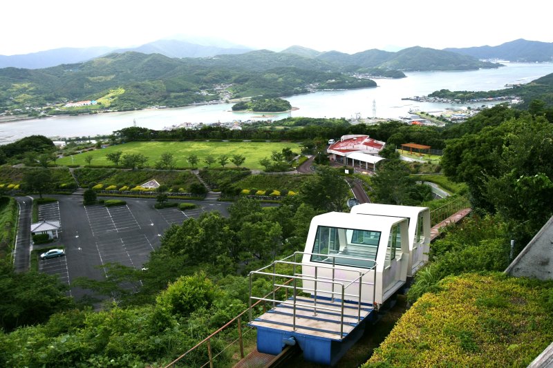 スロープカーで美しい景観を眺めながらゆっくりと頂上へ移動。