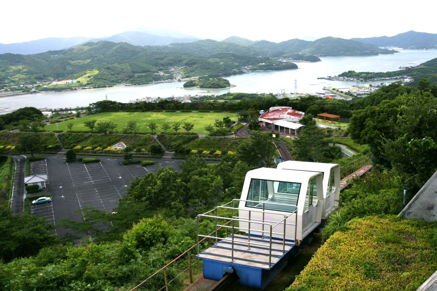 スロープカーで美しい景観を眺めながらゆっくりと頂上へ移動。