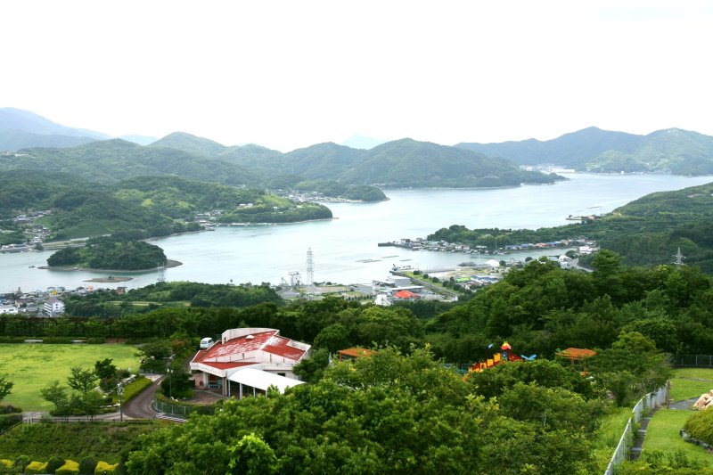 美しい山々や御荘湾を一望できる頂上の展望台からの景色。