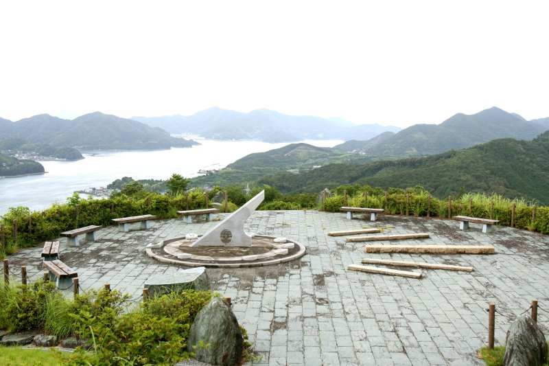 頂上付近にある松軒山公園のシンボルである陽時計。
