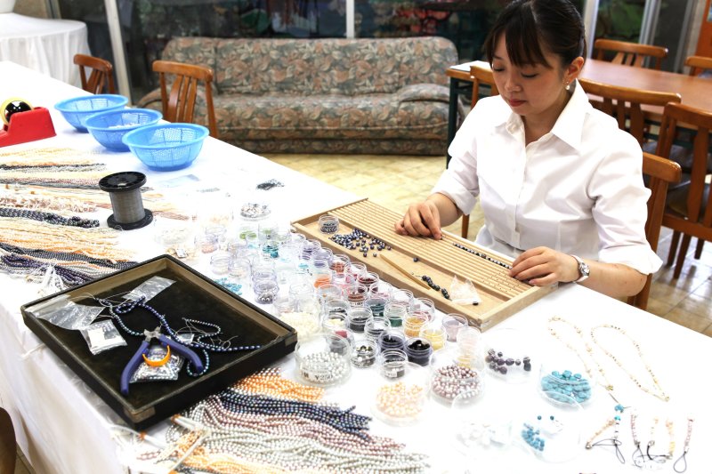 製作体験では自分だけのオリジナル真珠アクセサリーなどが作れる。