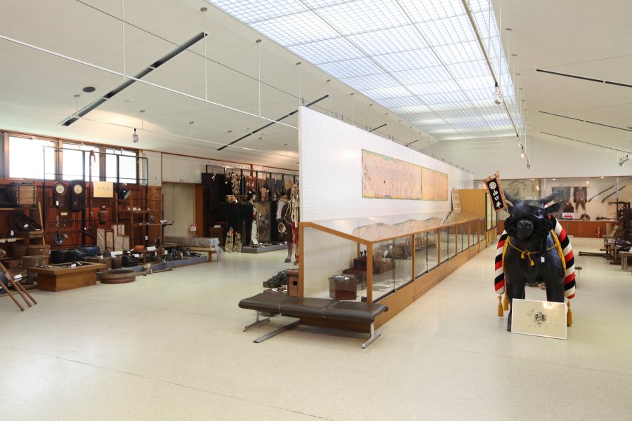 敷地内の資料館には、古くから伝わる歴史の品や一本松地区の暮らしの中で活躍してきた品が保管展示されている。