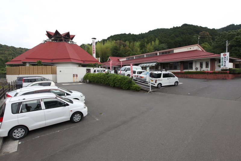 温泉や宿泊施設として利用できる「あけぼの荘」や、新鮮な食材を扱う物産販売所の「フレッシュ一本松」が隣接している。