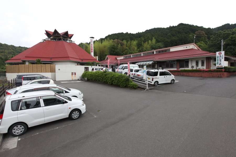 温泉や宿泊施設として利用できる「あけぼの荘」や、新鮮な食材を扱う物産販売所の「フレッシュ一本松」が隣接している。