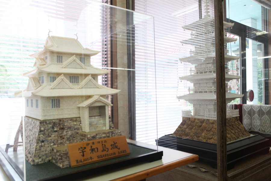 真珠で作られた宇和島城模型や五重塔は一見の価値あり。