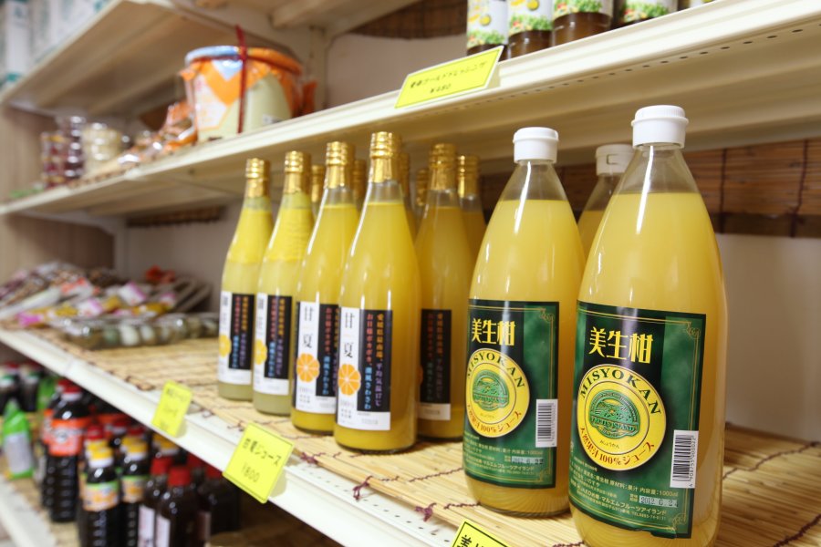 ジュースや醤油など、地元で作られている商品がたくさん取り揃っている。