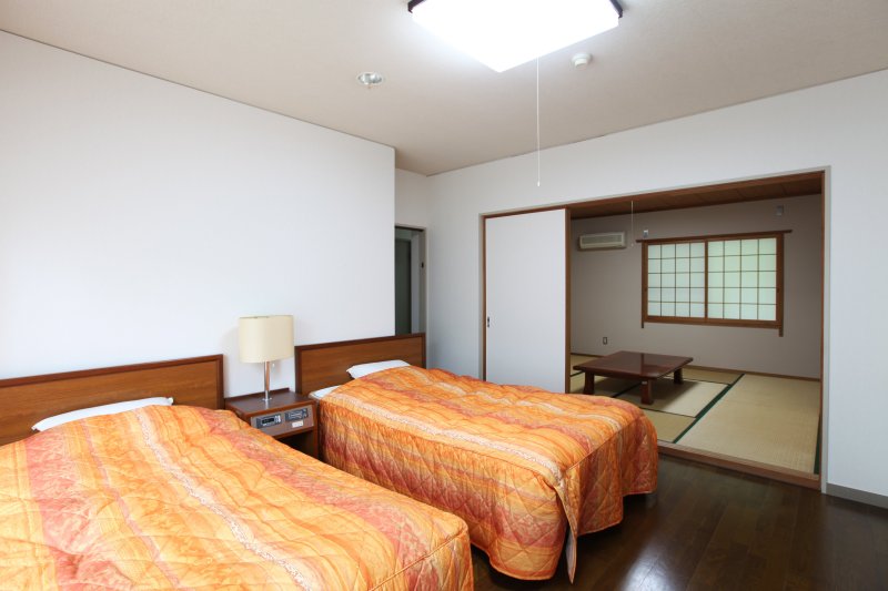 和室と洋室が選べる宿泊施設もあるので、南予の観光やレジャーの拠点に便利。
