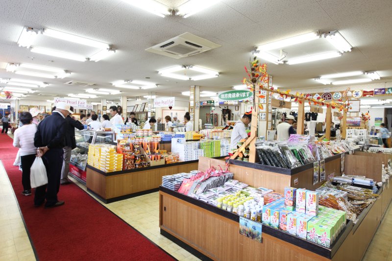 南予を中心とした四国全土の土産物も販売しており、どれを購入するか迷ってしまう。